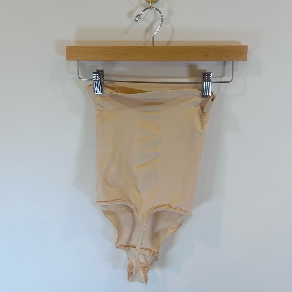 SKIMS Nude Seamless Shaping Bodysuit - Picture 7 of 7